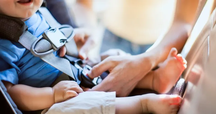 Seggiolini auto non omologati venduti online, l'allarme di Altroconsumo: pericolosi e potenzialmente letali