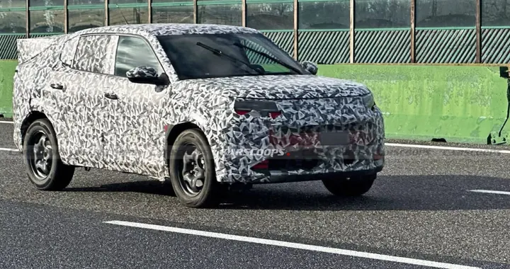 Nuova FIAT Fastback 2026, le ultime foto spia svelano gli interni