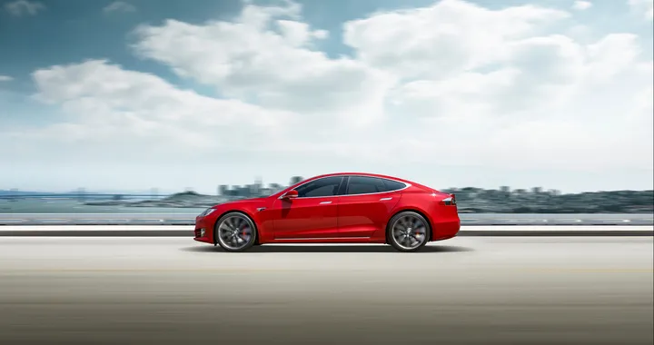 Dorme alla guida mentre la Tesla sfreccia a tutta velocità con l'Autopilot attivo