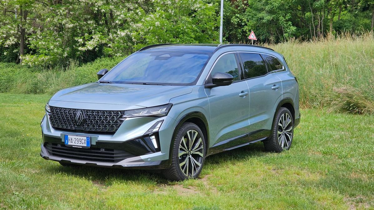 Nuova Renault Espace 2026 full hybrid: da 5 a 7 posti, con un buon brio - Video