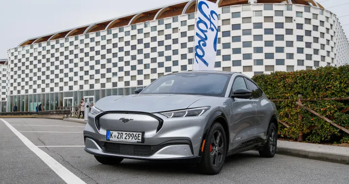 Ford, l'elettrica Mustang Mach-E &quot;supera&quot; la versione endotermica
