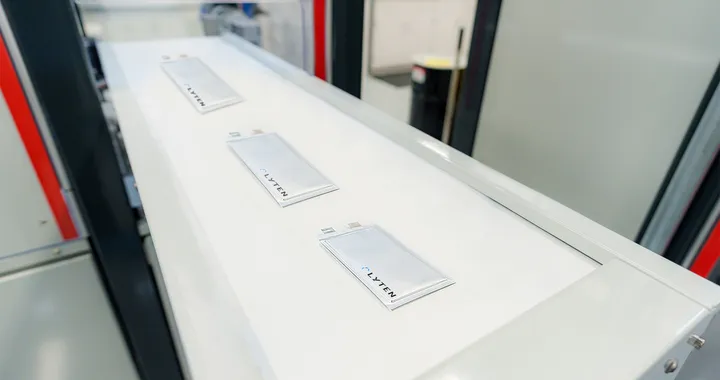 Partono i test sulle batterie al litio-zolfo di Lyten. Partecipa anche Stellantis