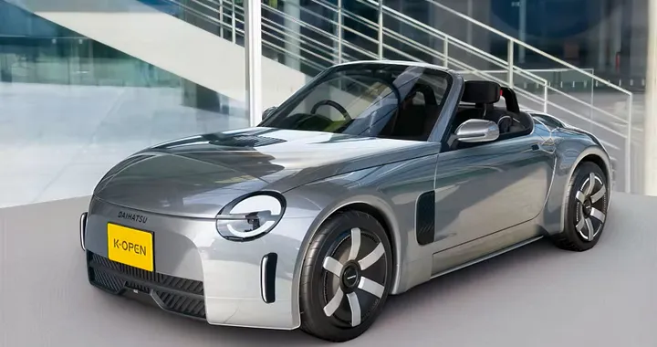 Daihatsu K-Open, una piccola roadster nata per divertire: trazione posteriore e cambio manuale Daihatsu K-Open, una piccola roadster nata per divertire: trazione posteriore e cambio manuale