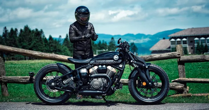 Benda Napoleon Bob 125: una vera bobber bicilindrica che si guida a 16 anni