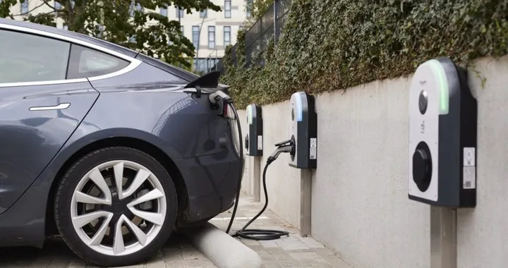 Auto elettriche, quanta energia si perde durante la ricarica?