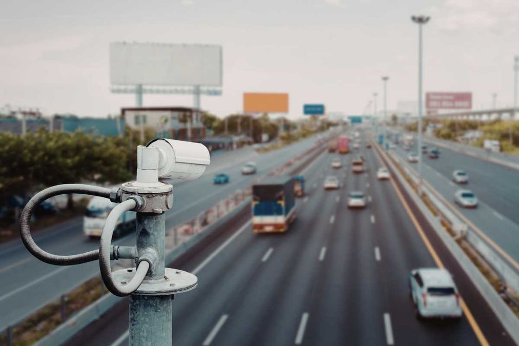 Stop a guida al cellulare e assicurazione scaduta, in arrivo le telecamere intelligenti con IA