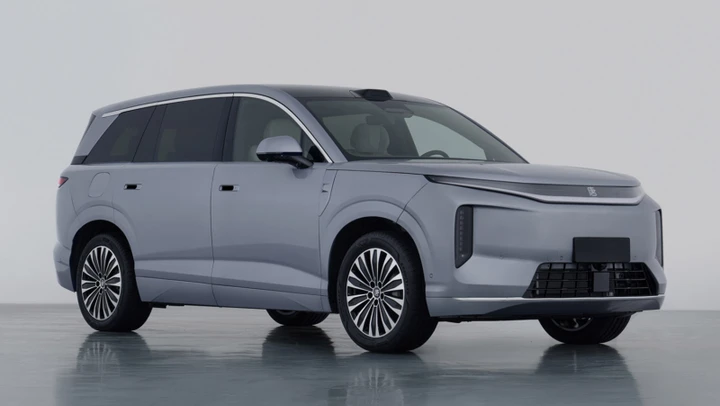 BYD Great Tang, 7 posti e ricarica megawatt per il nuovo maxi SUV elettrico