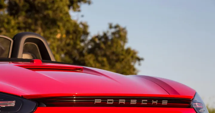 Porsche, i numeri della crisi: utile crollato del 92% e tagli all'orizzonte