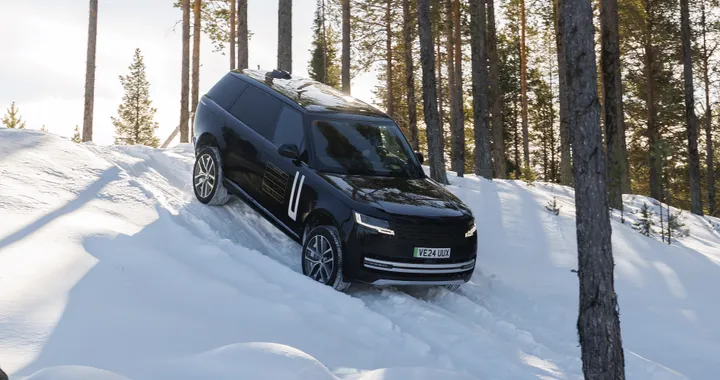 Range Rover elettrica in arrivo e avrà una maxi batteria. Nuove foto dei test invernali