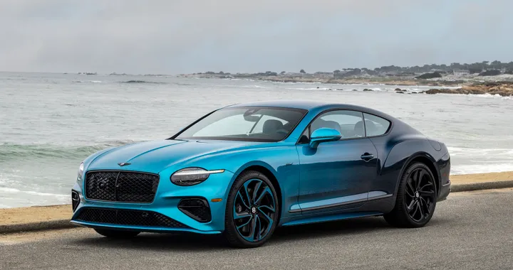 Bentley ha realizzato una tecnica di verniciatura artigianale che crea un effetto sfumato tra due colori