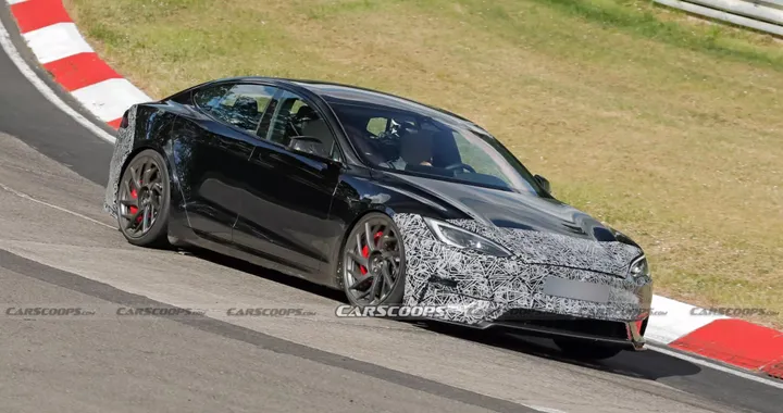 Il restyling della Tesla Model S Plaid gira già al Nurburgring ma le novità...