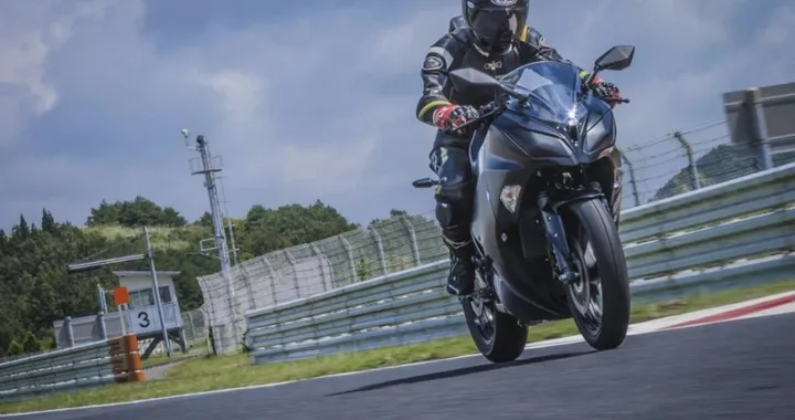 Kawasaki, dal 2035 i principali modelli saranno elettrici o ibridi