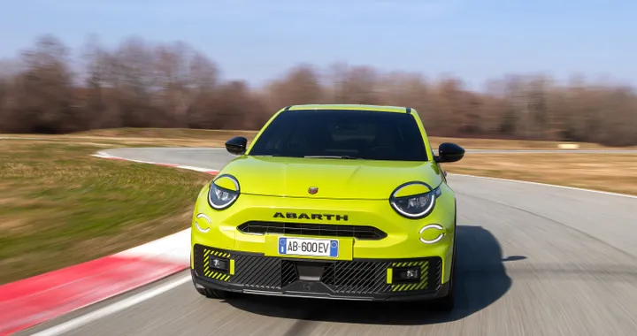Abarth 600e, ecco quanto costa il nuovo B-SUV sportivo elettrico