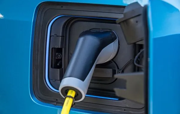 Auto elettriche in Italia: meno inquinamento, costi variabili e vendite in cauto aumento