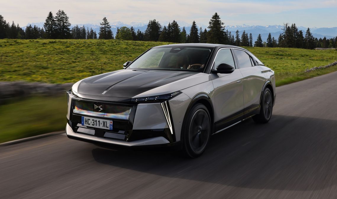 DS mette alla prova la sua fastback elettrica N°8 in autostrada. Quanta strada percorre?