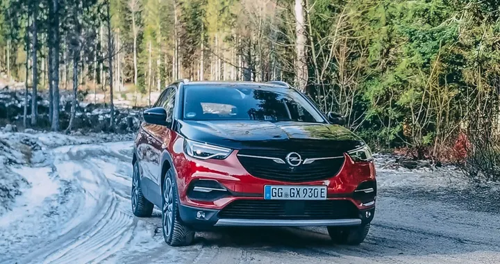 Opel Grandland X, si lavora sul restyling: prime foto spia