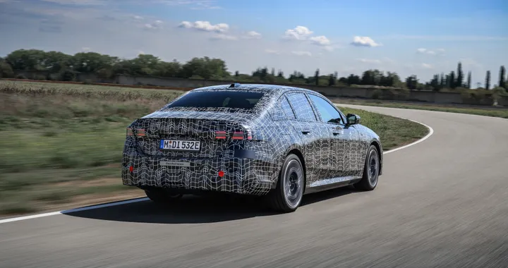 BMW i5, nuovi teaser in vista del debutto della berlina elettrica