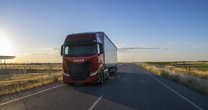 IVECO con Plus per lo sviluppo di un S-WAY a guida autonoma