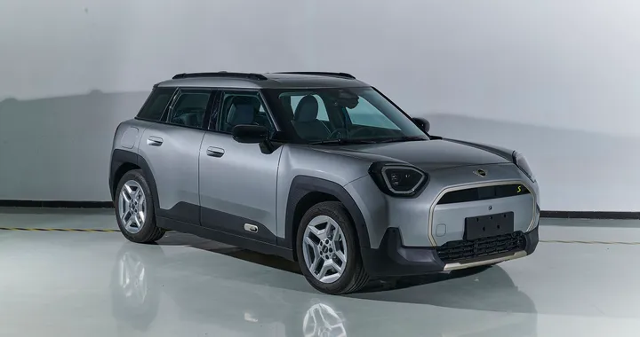 MINI Aceman, alcune foto svelano il look del nuovo crossover elettrico