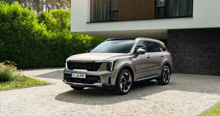 KIA Sorento, disponibili in Italia le versioni Full Hybrid e Plug-in. Allestimenti e prezzi
