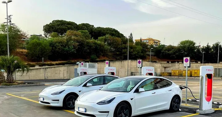 Tesla Supercharger, la rete di ricarica continua a crescere in Italia