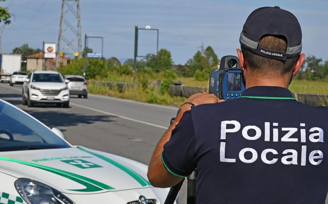 Anteprima: Fuga da film in moto, scappa dalla Polizia e viene beccato dall’autovelox