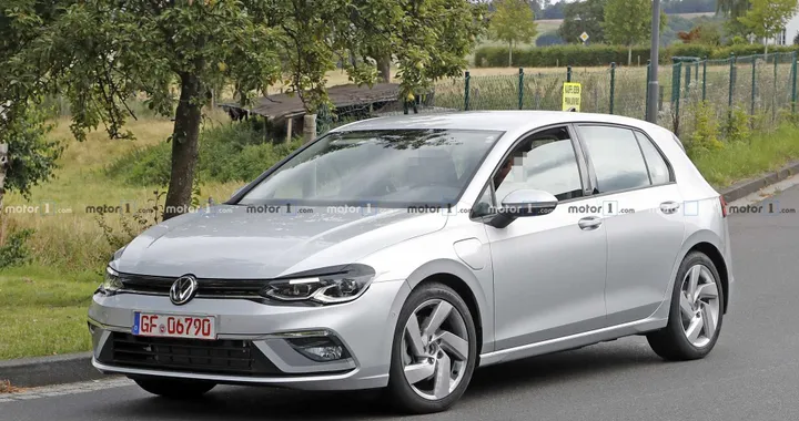 Volkswagen Golf 8 GTE si farà: l'ibrida plug-in confermata dalle foto spia