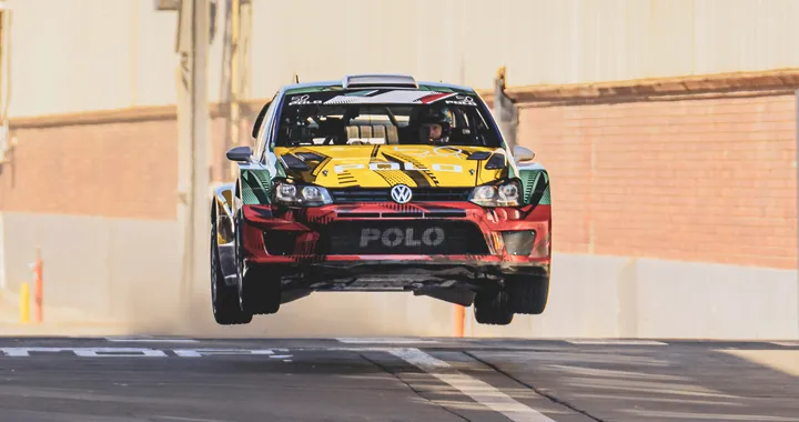 Volkswagen Polo compie 50 anni: show in stile Gymkhana con le versioni da rally | Video