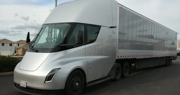 Tesla Semi: Walmart ordina altri 30 esemplari del camion elettrico