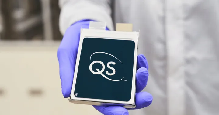 Batterie allo stato solido, QuantumScape fa passi avanti: consegnati i campioni delle celle QSE-5 Batterie allo stato solido, QuantumScape fa passi avanti: consegnati i campioni delle celle QSE-5