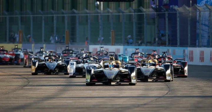 Formula E, parte la nuova stagione: debutto in notturna a Diriyah