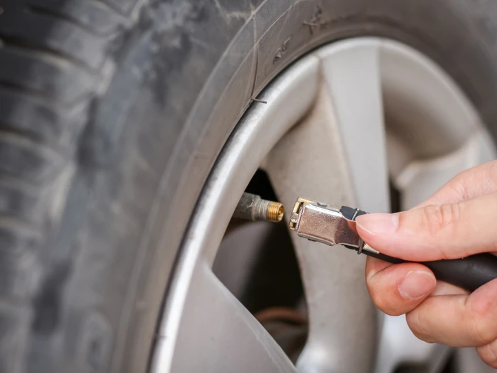 Manometro manuale o compressore portatile: cosa scegliere per gonfiare le gomme