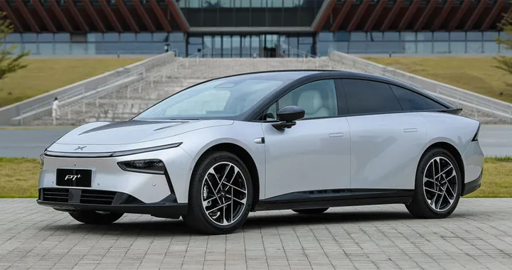 Xpeng P7+: debutta ufficialmente la nuova berlina EV. Ecco i prezzi