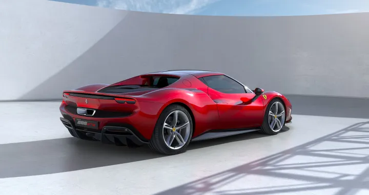 Ferrari 296 GTS, spiata a Maranello la versione a cielo aperto