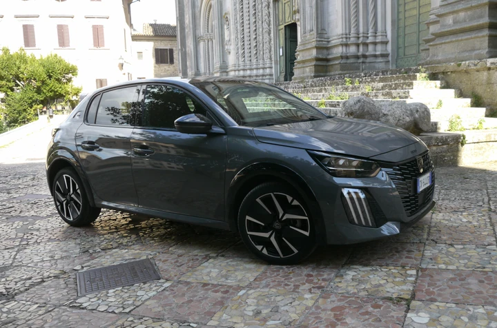 Natale Peugeot: extra bonus su 208 Hybrid e 2008 Hybrid e benzina