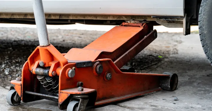 Per la manutenzione in garage, il cric idraulico HYCHIKA in offerta