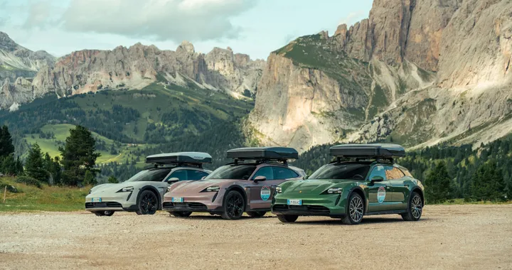 Porsche Taycan, abbiamo passato una notte al Passo Sella sulla tenda da tetto