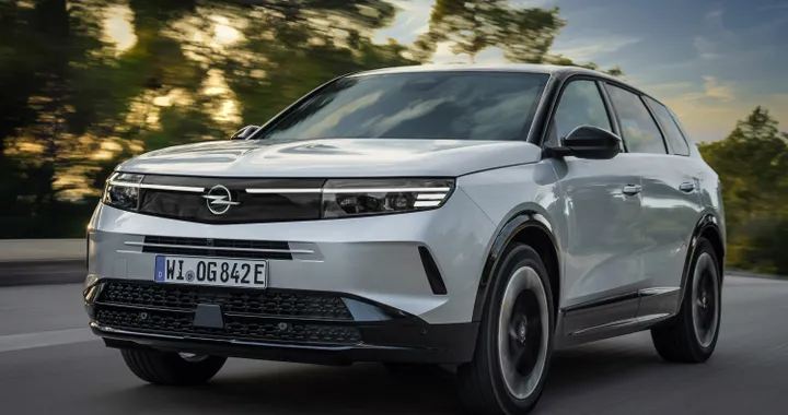Opel Grandland ibrido Plug-in, oltre 1.100 km con un pieno (batteria e benzina)