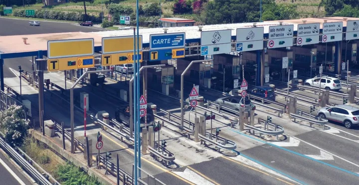 Retromarcia al casello: con il nuovo Codice della Strada sarà consentita in un unico caso
