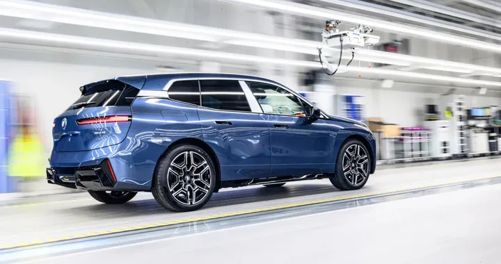 BMW iX 2025: a Dingolfing avviata la produzione dell'atteso SUV elettrico