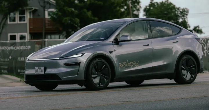 Tesla cambia strategia per i Robotaxi ad Austin: arriva una persona al posto di guida