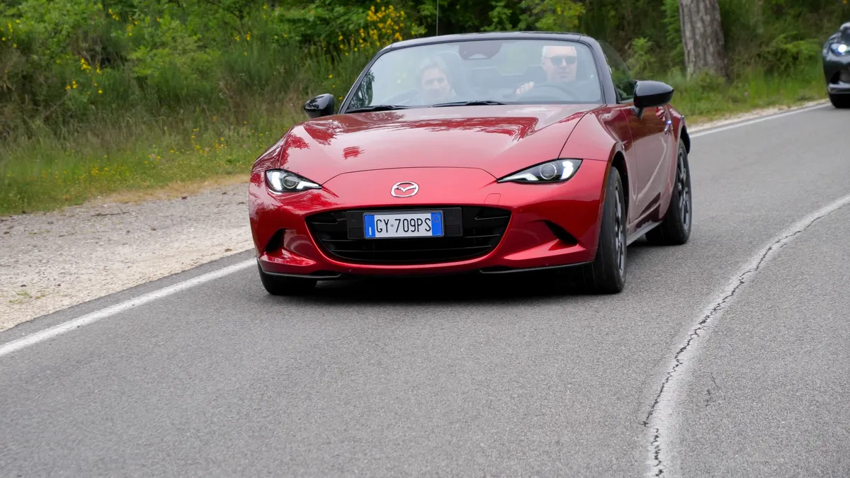 Mazda MX-5: una passeggiata con Kazari e Homura, la prova su strada