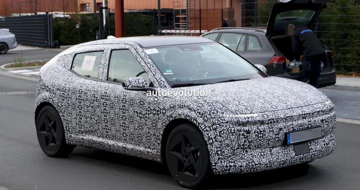 Nuova Hyundai IONIQ 3, proseguono i test della compatta elettrica: prime foto spia degli interni