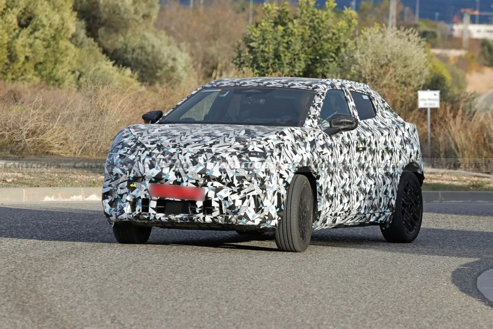 Nuova Nissan Juke elettrica 2026, il crossover è stato pizzicato su strada durante i test