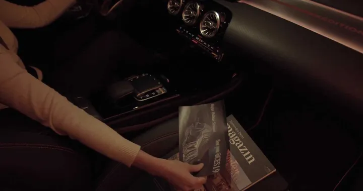 Nuova Mercedes CLA: con l'Interior Assistant le luci si attivano con un gesto