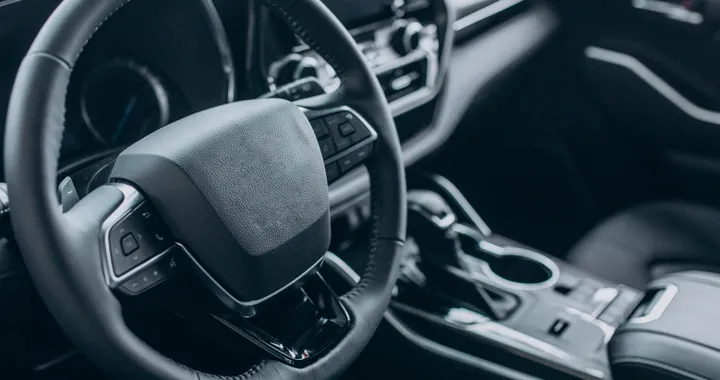 Migliora lo stile e il comfort dell’abitacolo della tua auto con questi due pratici accessori