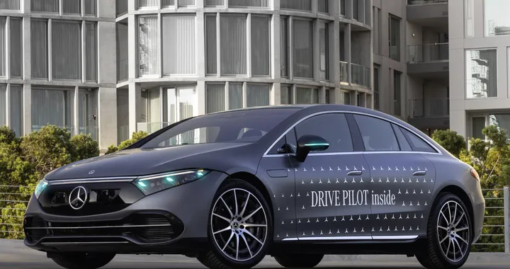 Mercedes usa le luci esterne turchesi per identificare la guida autonoma