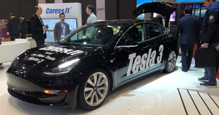 Tesla Model 3: a Ginevra per vendere i segreti industriali