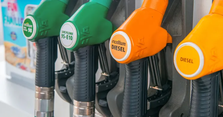 Benzina e gasolio, la stangata è servita: il diesel sfonda quota 2 euro