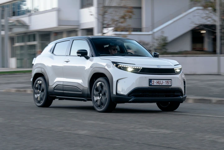 Toyota Urban Cruiser si presenta in Europa: ecco tutte le versioni del nuovo B-SUV elettrico
